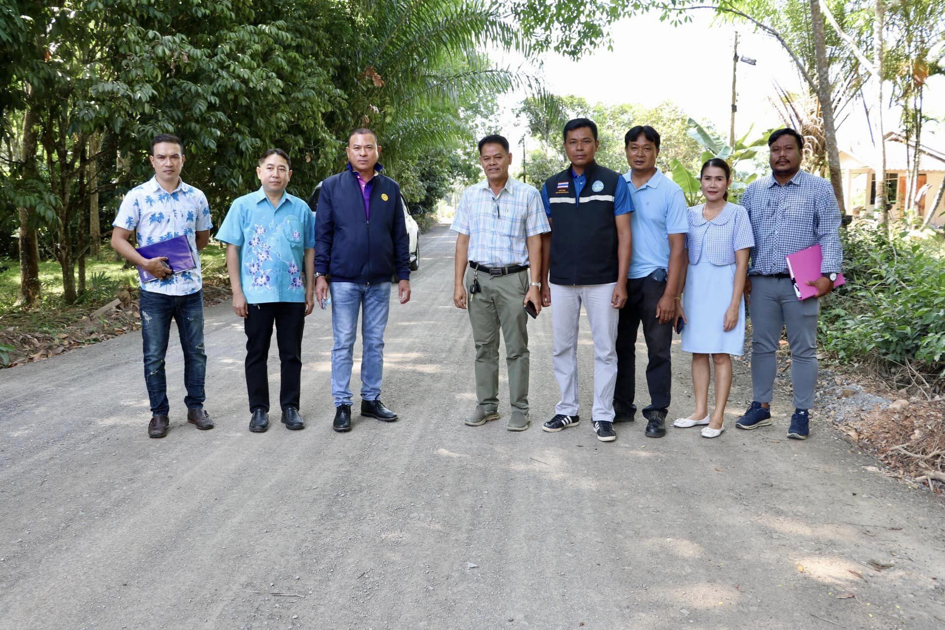 ร่วมกันลงพื้นที่ตรวจการดำเนินการโครงการซ่อมสร้างถนนลาดยางซอยประชาอุทิศ (ช่วงที่ 1) หมู่ที่ 10