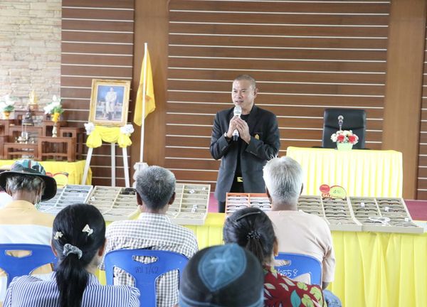 พบปะพูดคุย ผู้เข้ารับการตรวจวัดสายตา ใน โครงการตรวจวัดสายตาฟรี  เพื่อผู้สูงอายุ และประชาชนทุกวัย