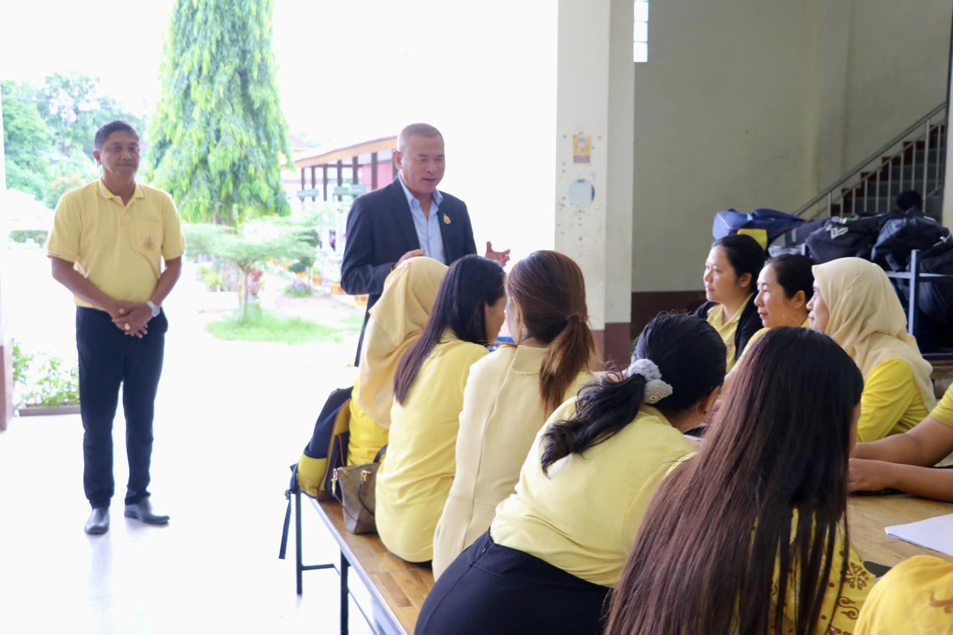 พบปะพูดคุย พร้อมมอบนโยบายและแนวทางในการปฏิบัติงานให้กับคณะคุณครู