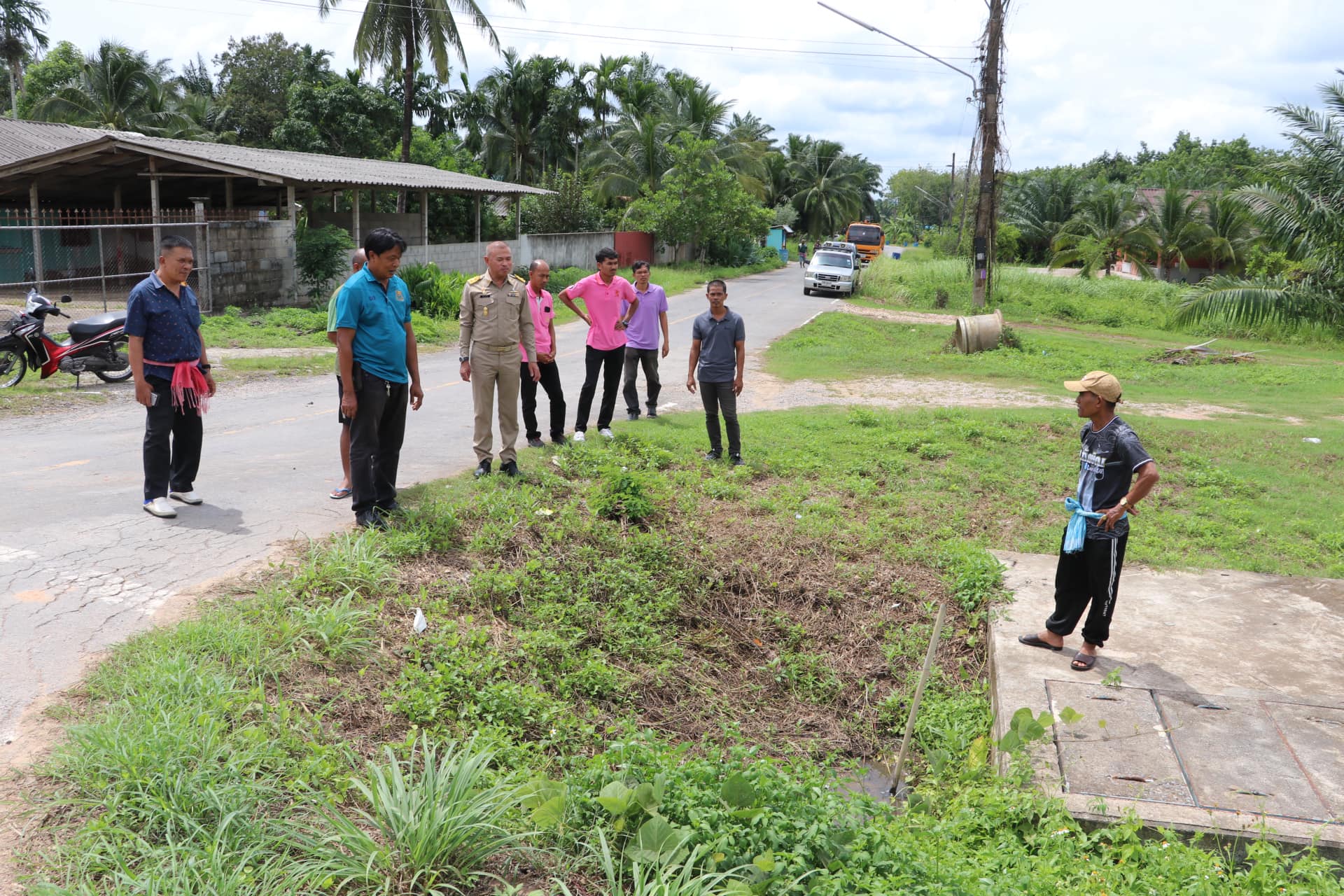 ลงพื้นที่ สำรวจจำนวนและตำแหน่งเสาไฟ  บริเวณโค้งทางเข้าซอยบ้านนาตีน - บ้านหว่างคลองแขก