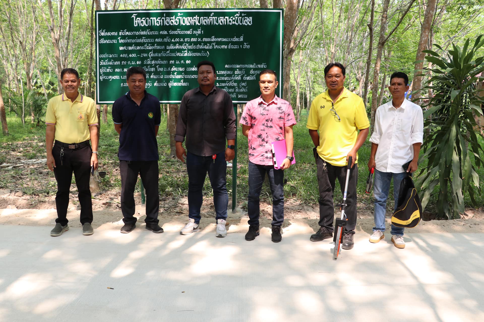 ลงพื้นที่ ตรวจรับงาน การดำเนินงานโครงการก่อสร้างถนนคอนกรีตเสริมเหล็ก ซอยบ้านนายทวี บ้านหน้าชิง หมู่ที่ 1