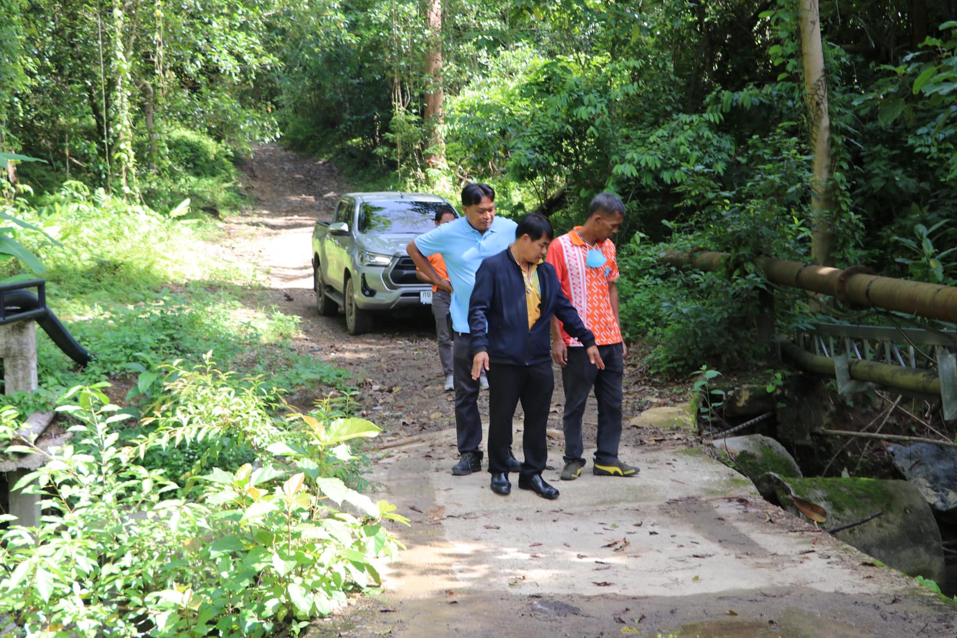 ลงพื้นที่สำรวจ เส้นทาง ในการดำเนินงานโครงการ ปรับปรุงพร้อมวางท่อประปาภูเขาฝายน้ำล้น บ้านห้วยเหรียง หมู่ที่ 7