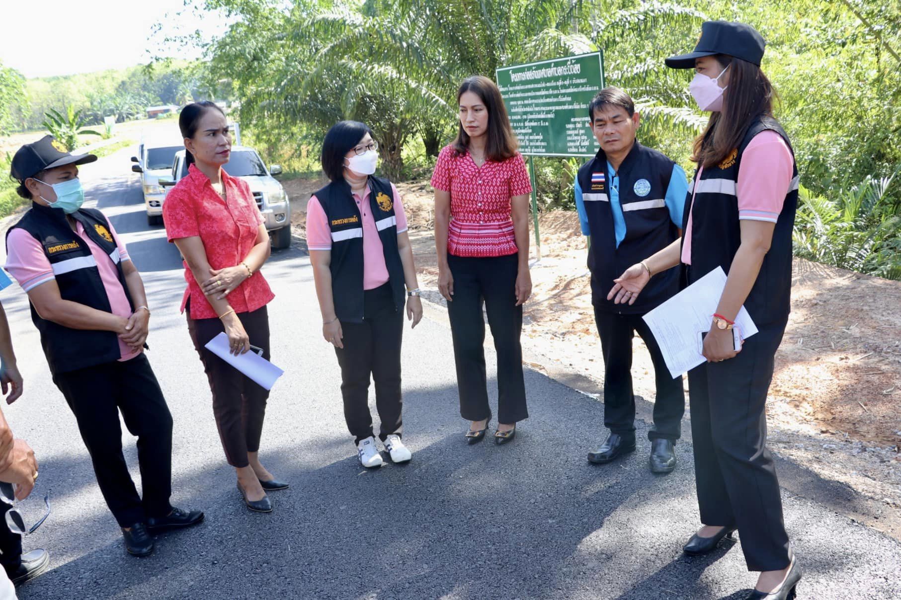 ลงพื้นที่ สุ่มตรวจการดำเนินโครงการก่อสร้างถนนลาดยาง สายนาหนองพันทัน - คลองเนียง หมู่ที่ 9 - หมู่ที่ 12