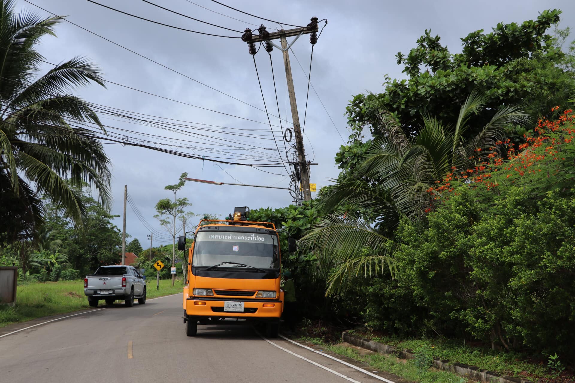 ลงพื้นที่ สำรวจขยายเขตไฟฟ้าส่องสว่างถนนในเขตตำบลกระบี่น้อย