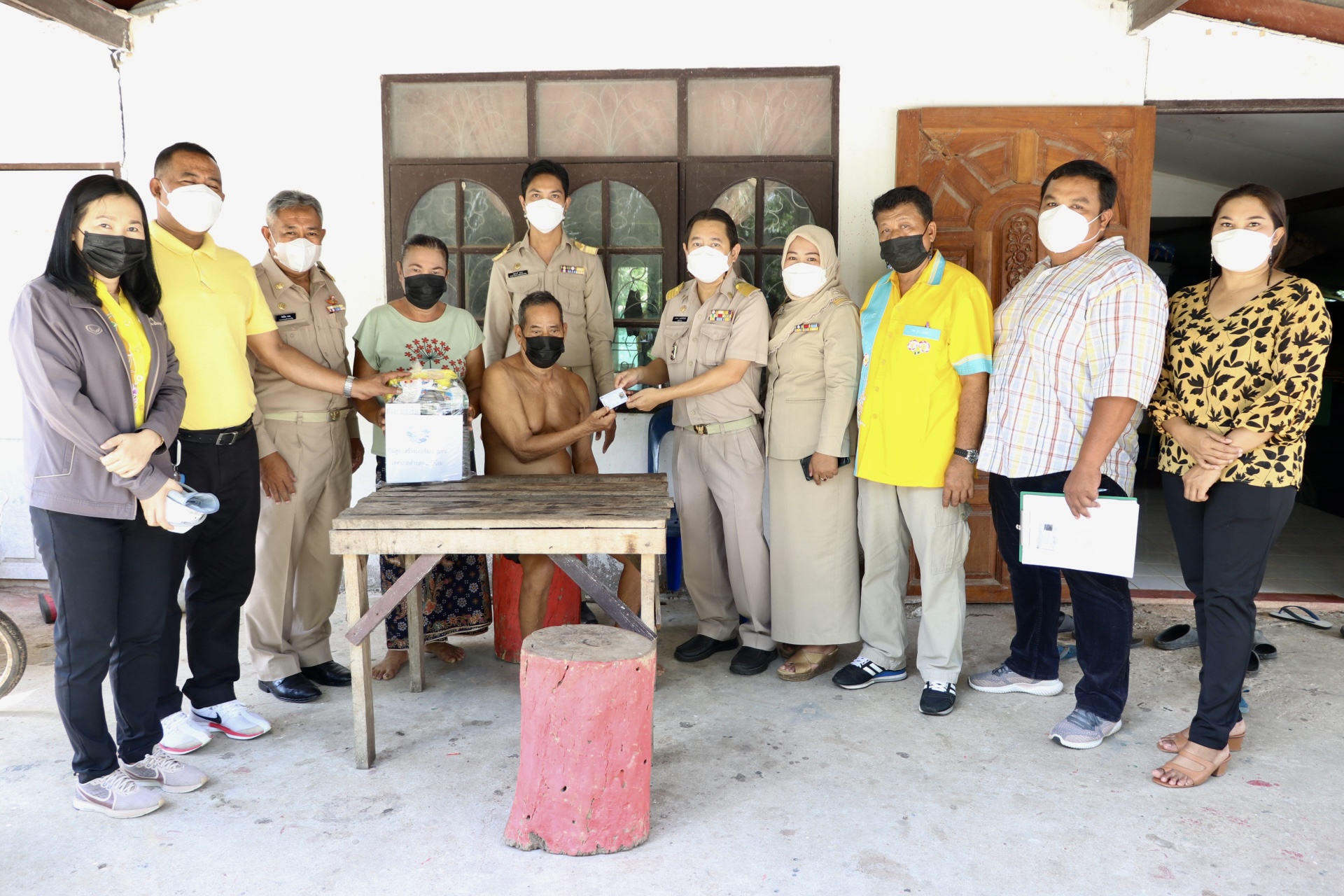 ลงพื้นที่ เยี่ยมบ้านผู้พิการ พบปะพูดคุย พร้อมตรวจสุขภาพ และมอบถุงชีพ