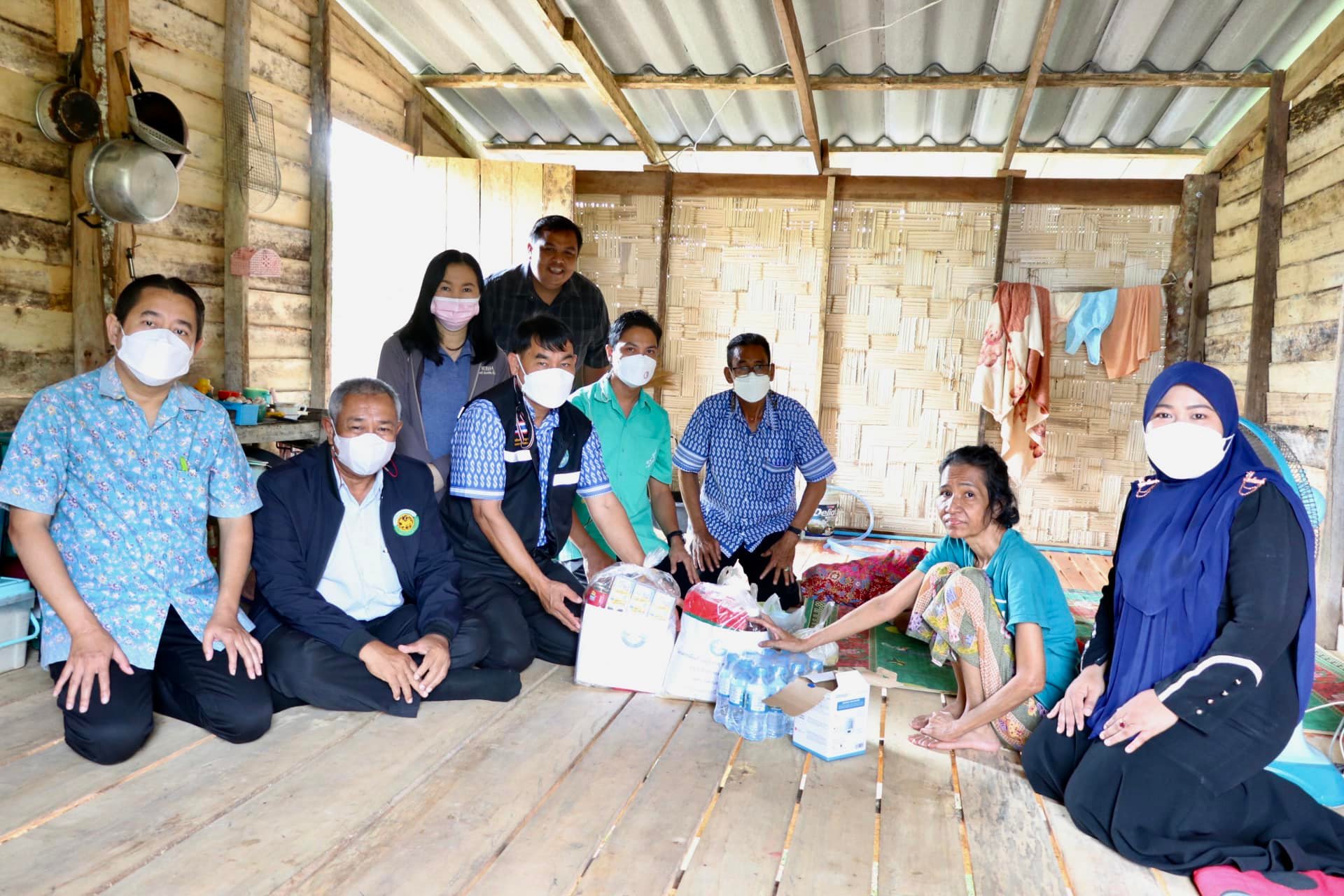 ลงพื้นที่ เยี่ยมบ้านผู้สูงอายุ พบปะพูดคุย พร้อมตรวจสุขภาพ และมอบถุงชีพ เป็นขวัญกำลังใจในการดำรงชีวิต