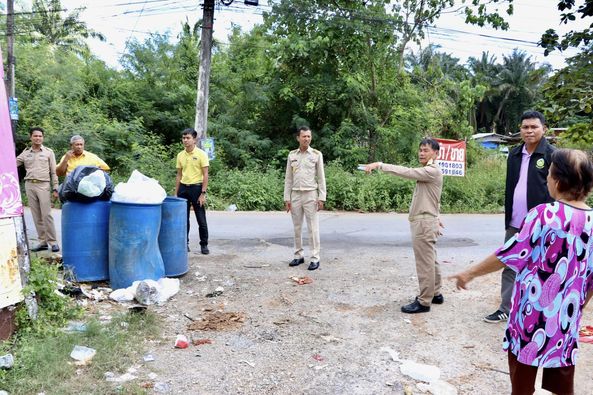 ลงพื้นที่ ตรวจสอบแก้ปัญหาข้อร้องเรียนให้กับประชาชน ในเรื่องขยะเกลื่อนกลาดบนถนน บริเวณ ปากทางเข้าวัดถ้ำเสือ