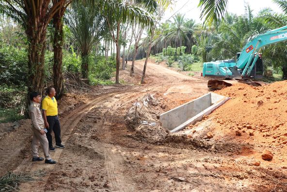 ลงพื้นที่ ติดตามความคืบหน้า การดำเนินงานโครงการก่อสร้าง ถนนลาดยางสายนาหนองพันทัน - คลองเนียง หมู่ที่ 9 - หมู่ที่ 12