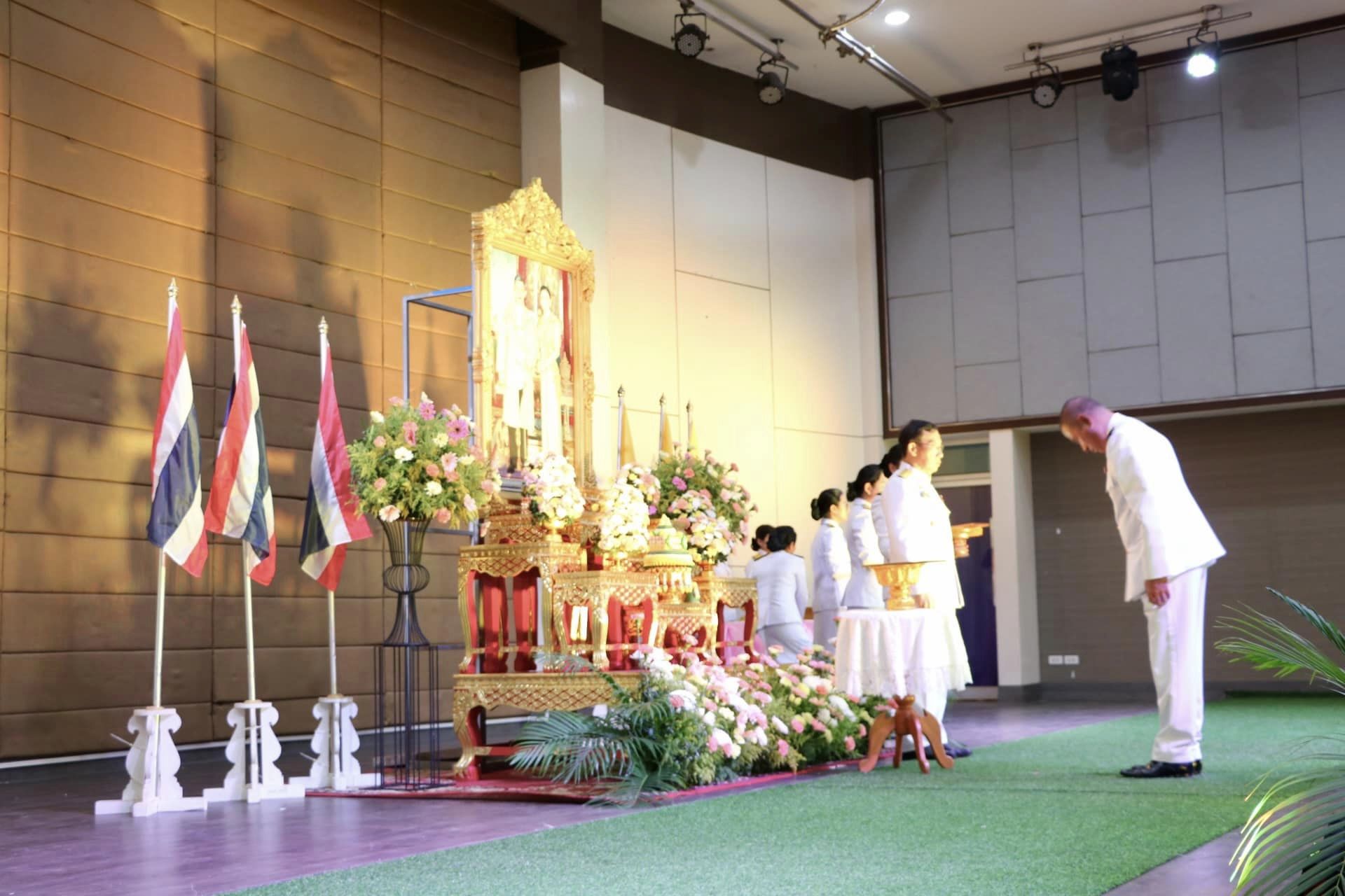 เข้าร่วมพิธีรับพระราชทานพระบรมฉายาลักษณ์ พระบาทสมเด็จพระเจ้าอยู่หัว ที่ฉายสมเด็จพระนางเจ้าฯ พระบรมราชินี