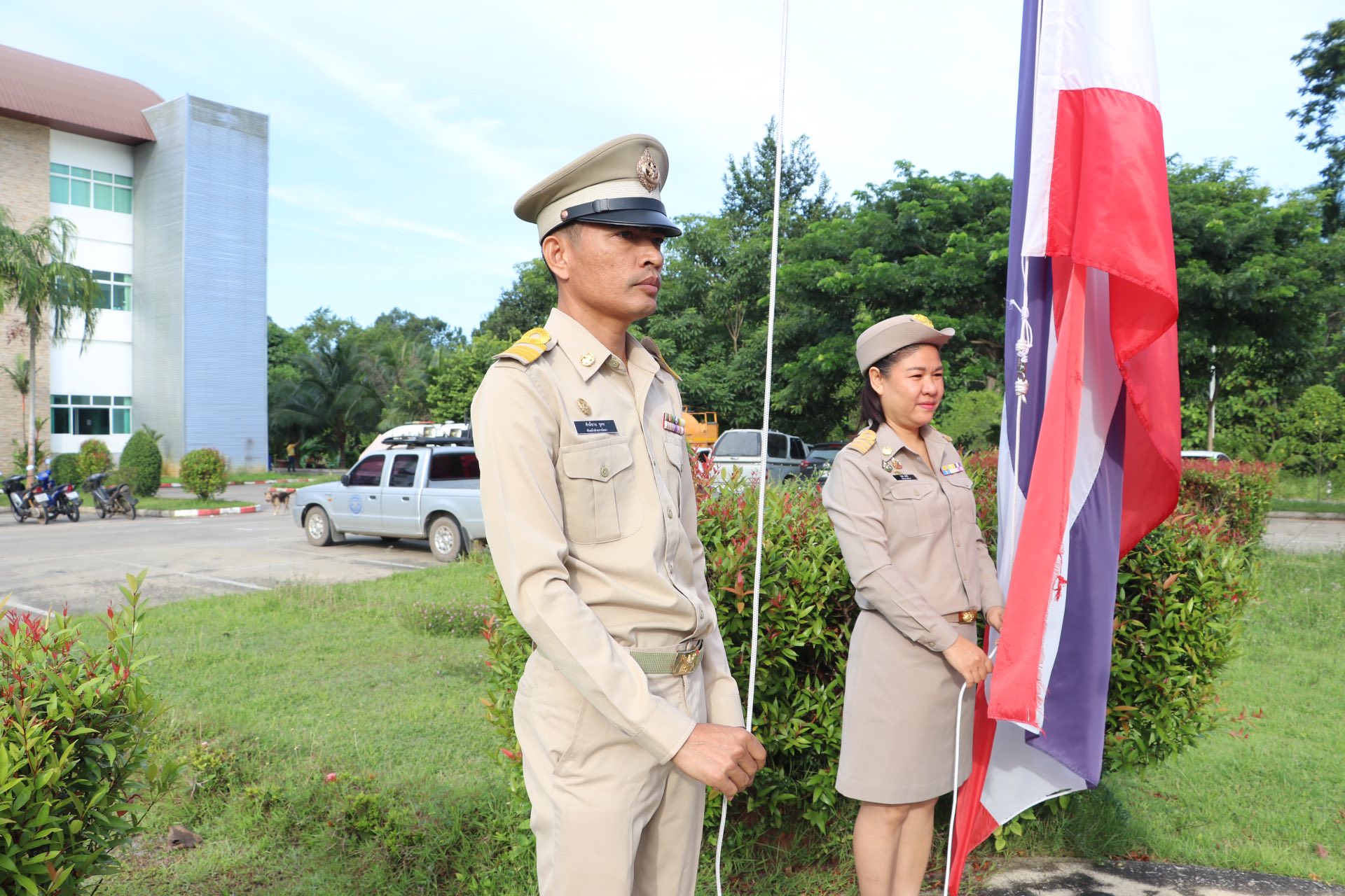ร่วมกิจกรรมเคารพธงชาติและร้องเพลงชาติ เพื่อน้อมสำนึกเทิดทูนและรักษาไว้ซึ่งสถาบันชาติ ศาสนา พระมหากษัตริย์