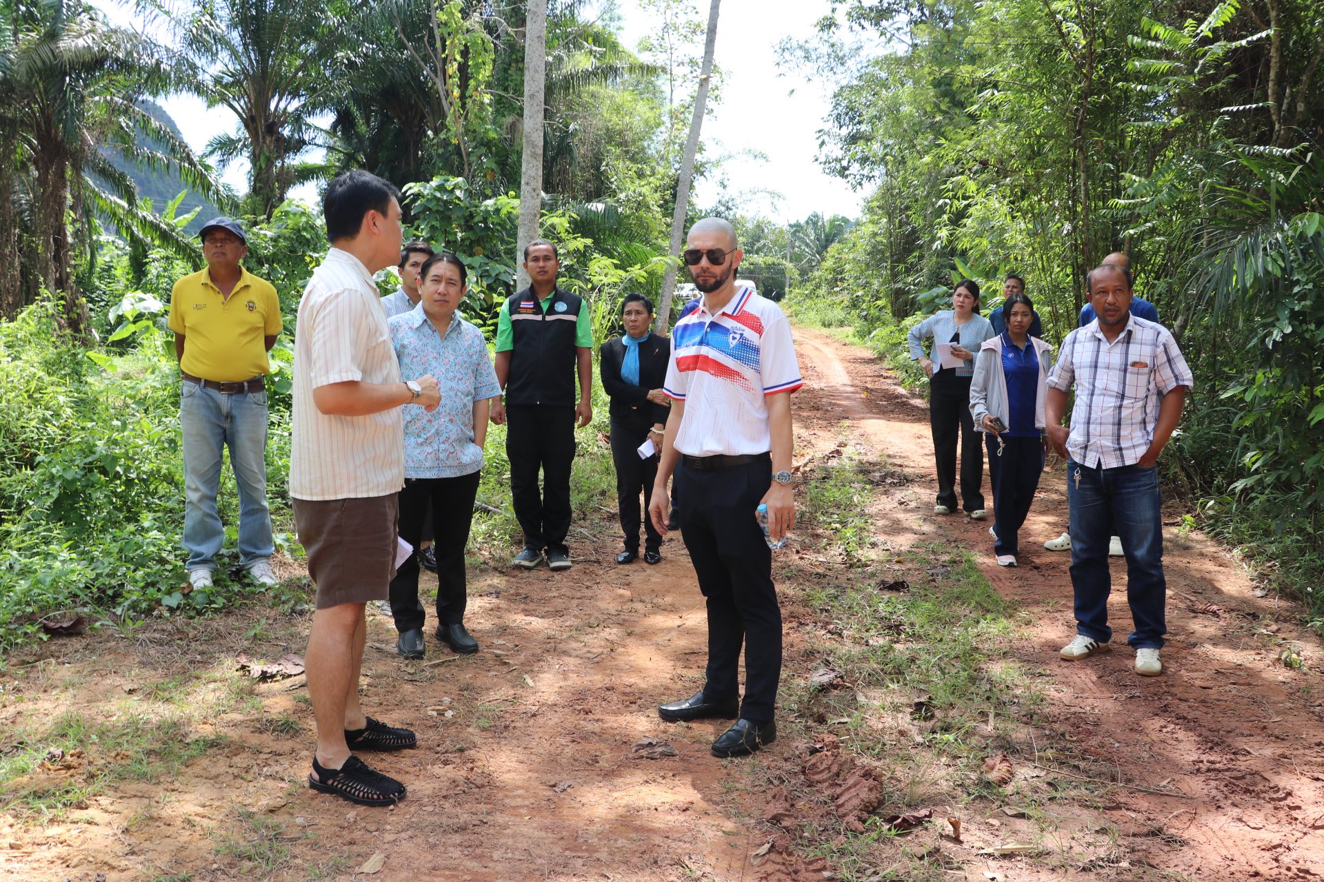 ลงพื้นที่ ตรวจสอบข้อร้องเรียน กรณี เกี่ยวกับการขุดดิน ของเอกชนที่ชิดแนวเขตที่ดินของผู้อื่น ในเขตพื้นที่ หมู่ที่ 1