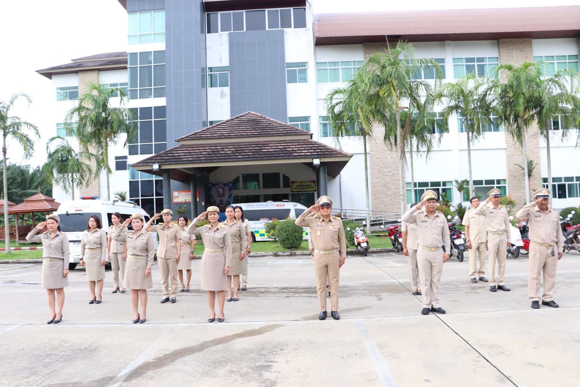 ร่วมกิจกรรมเคารพธงชาติและร้องเพลงชาติ
