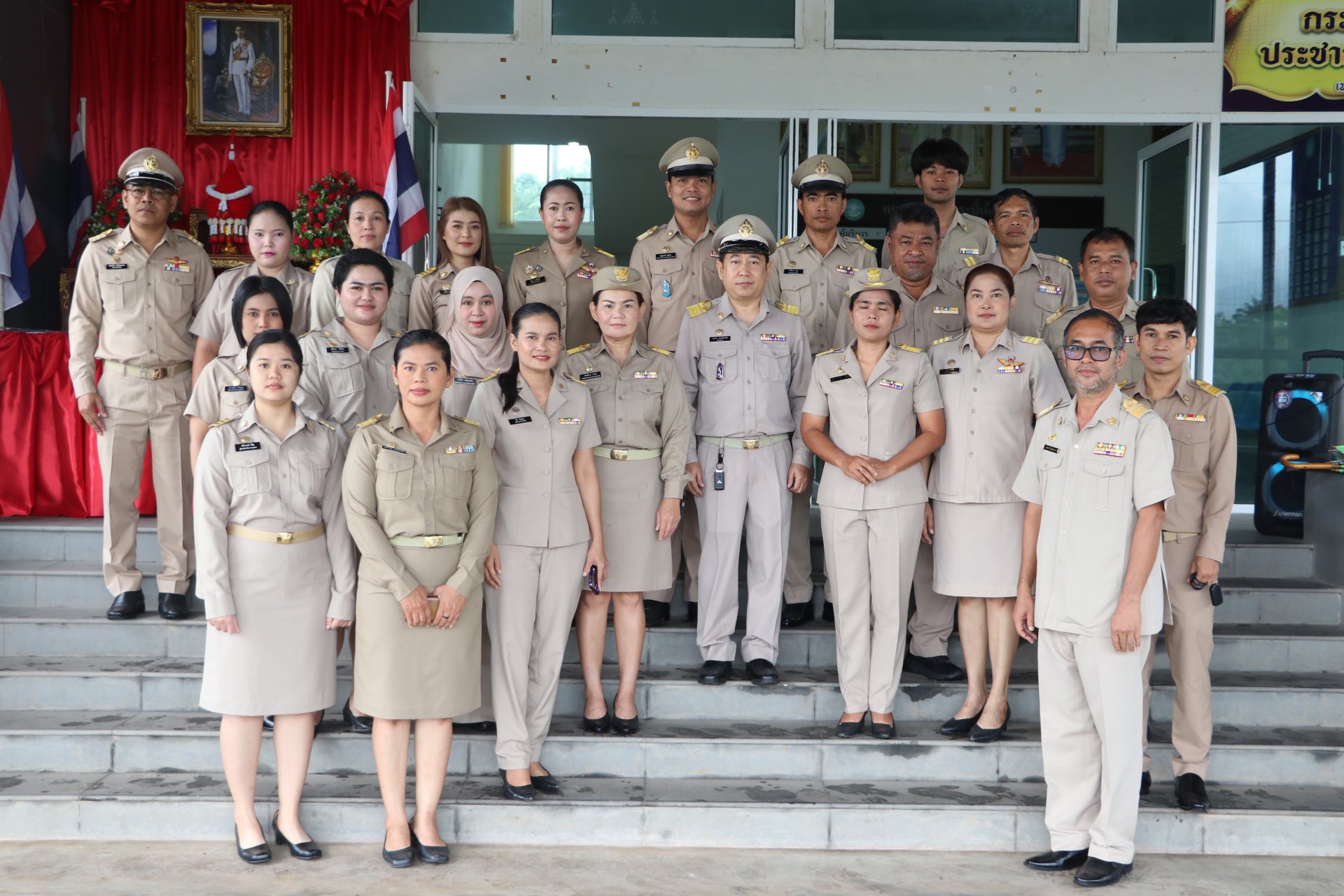 ร่วมเคารพธงชาติและร้องเพลงชาติไทย  เพื่อเป็นการสร้างความภาคภูมิใจของคนในชาติและเป็นการน้อมรำลึกถึงพระบาทสมเด็จพระมงกุฎเกล้าเจ้าอยู่หัวที่ได้พระราชทานธงไตรรงค์เป็นธงชาติไทย