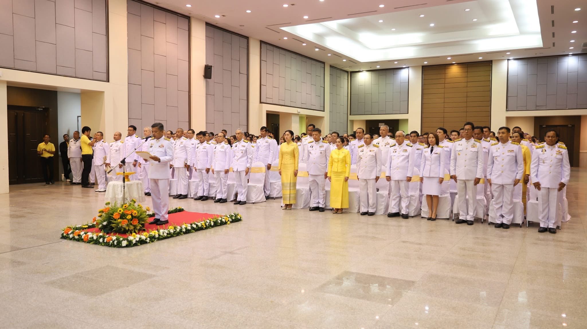 ร่วมพิธีวางพวงมาลาเบื้องหน้าพระบรมฉายาลักษณ์ พระบาทสมเด็จพระบรมชนกาธิเบศร มหาภูมิพลอดุลยเดชมหาราช บรมนาถบพิตร (รัชกาลที่ 9)