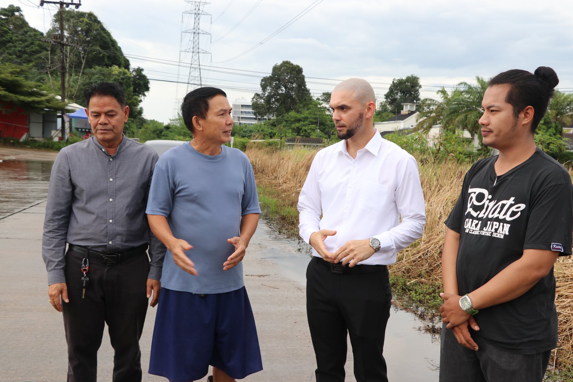 ลงพื้นที่ ตรวจสอบข้อเท็จจริง ได้รับแจ้งปัญหาข้อร้องเรียน กรณีน้ำท่วมขังบนถนน ทางเข้าหมู่บ้าน การเคหะ กระบี่น้อย หมู่ที่ 11