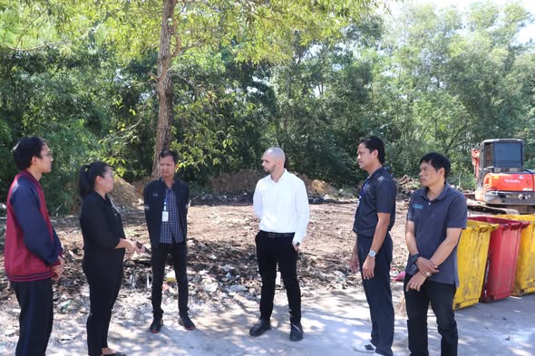 ลงพื้นที่ ติดตามการดำเนินการ เคลียร์พื้นที่ จัดการขยะตกค้างบริเวณรอบจุดรวบรวมขยะ และกรณี ลักลอบนำขยะ เศษวัสดุ อุปกรณ์มาทิ้งบริเวณ จุดรวมขยะหน้าหมู่บ้านการเคหะแห่งชาติ จังหวัดกระบี่