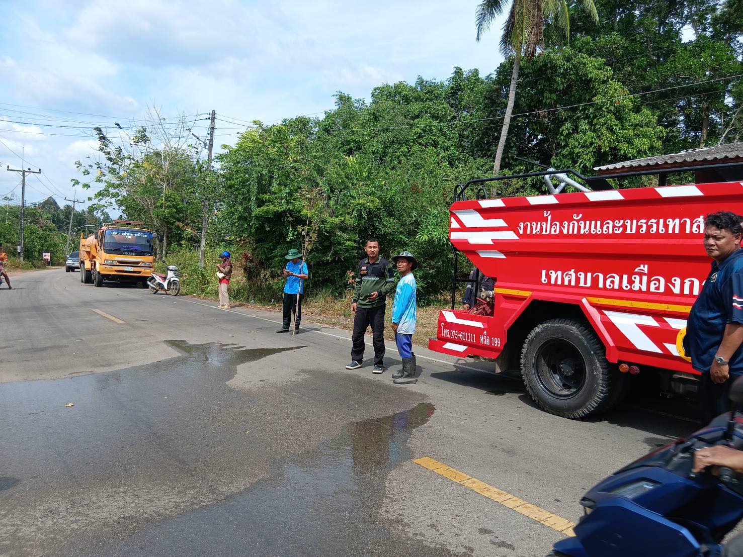#งานป้องกันและบรรเทาสาธารณภัย สำนักปลัดเทศบาลตำบลกระบี่น้อย ร่วมกับ เจ้าหน้าที่ #งานป้องกันและบรรเทาสาธารณภัย เทศบาลเมืองกระบี่ ได้นำรถบรรทุกน้ำดับเพลิง เข้าควบคุม ช่วยระงับจุดเกิดเหตุไฟไหม้
