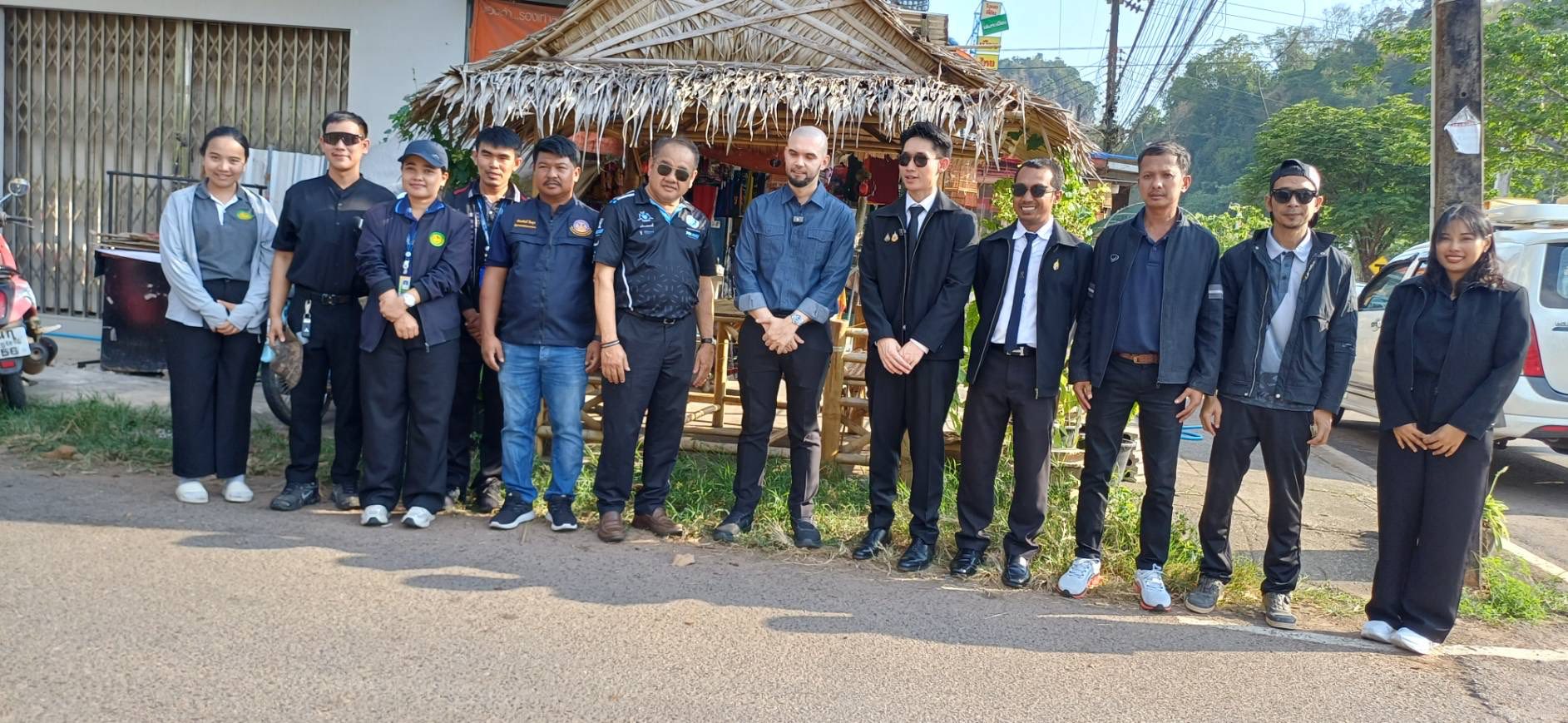 ลงพื้นที่ร่วมปรึกษาหารือแก้ไขปัญหาขยะพื้นที่รอยต่อระหว่างตำบลเขตพื้นที่รับผิดชอบเทศบาลตำบลกระบี่น้อยและเทศบาลเมืองกระบี่ บริเวณ พื้นที่ หมู่ที่ 11 บ้านไร่