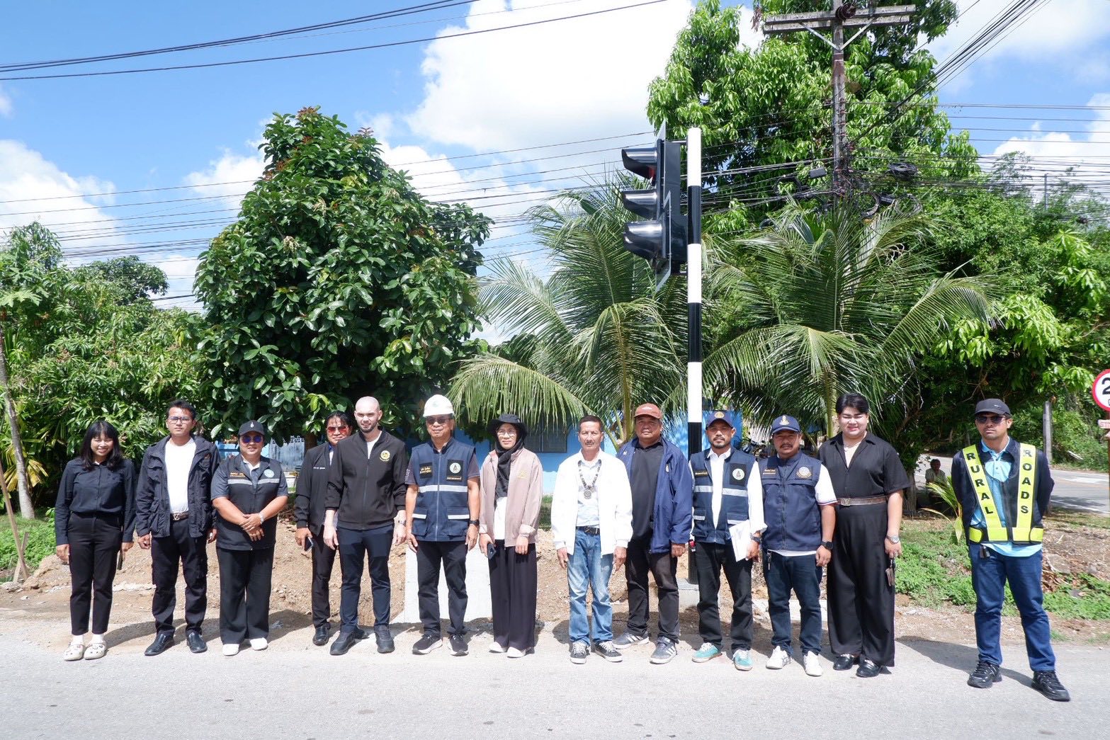 ร่วมตววจรับโครงการ สัญญาณไฟจราจร ถนนสาย กบ.1025 แยกทางหลวงหมายเลข 4 - บ้านเขาพนม บริเวณสี่แยกวัดกระบี่น้อย และ สามแยกวัดโพธิ์เรียง  ตำบลกระบี่น้อย อำเภอเมืองกระบี่