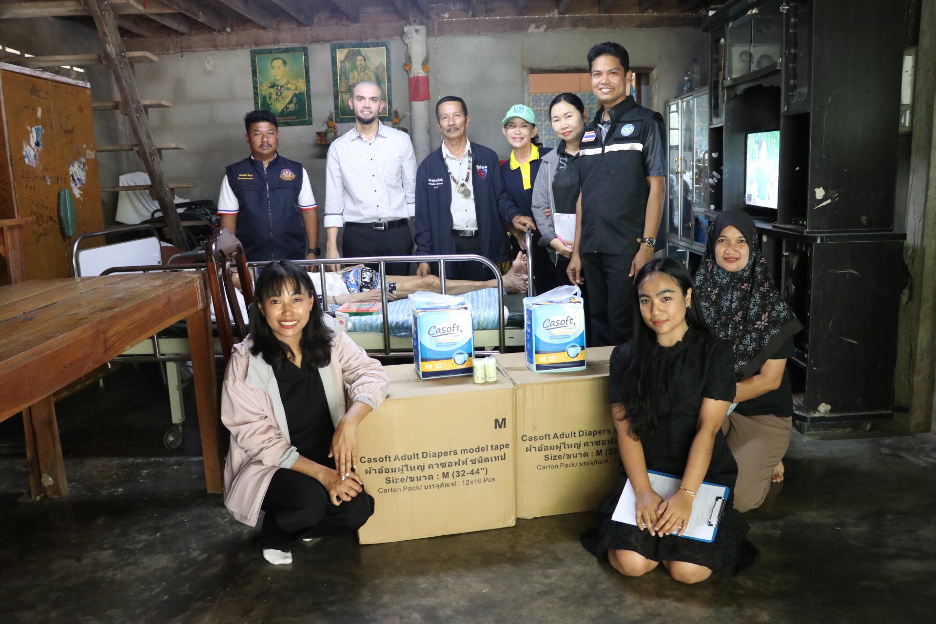 ร่วมลงพื้นที่ ตรวจเยี่ยมผู้ป่วยติดเตียง พร้อมมอบผ้าอ้อมผู้ใหญ่ ให้แก่กลุ่มเป้าหมาย สำหรับบุคคลที่มีภาวะพึ่งพิง จำนวน 7 ราย