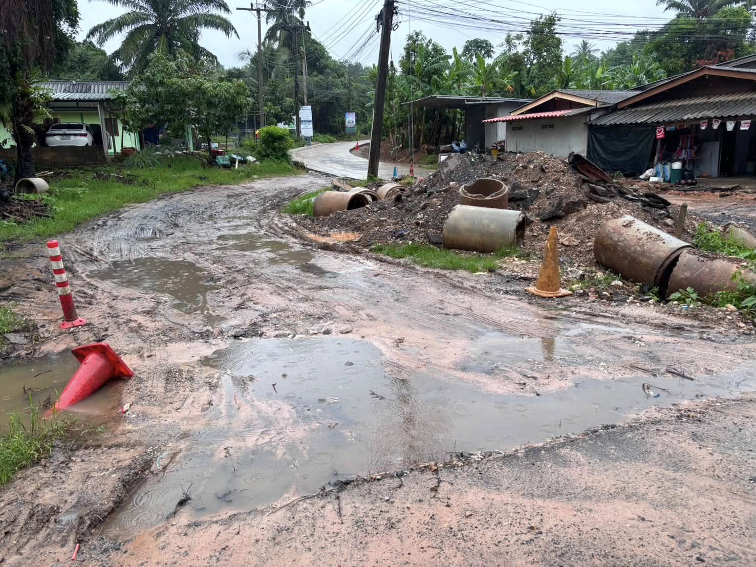 เทศบาลฯ ได้ดำเนินการ ประสานผู้รับเหมาให้รับทราบถึงปัญหาความเดือดร้อนของประชาชนโดยผู้รับเหมาจะเข้ามาดำเนินการลงหินคลุกเพื่อเป็นการแก้ไขปัญหาในเบื้องต้นให้กับประชาชน