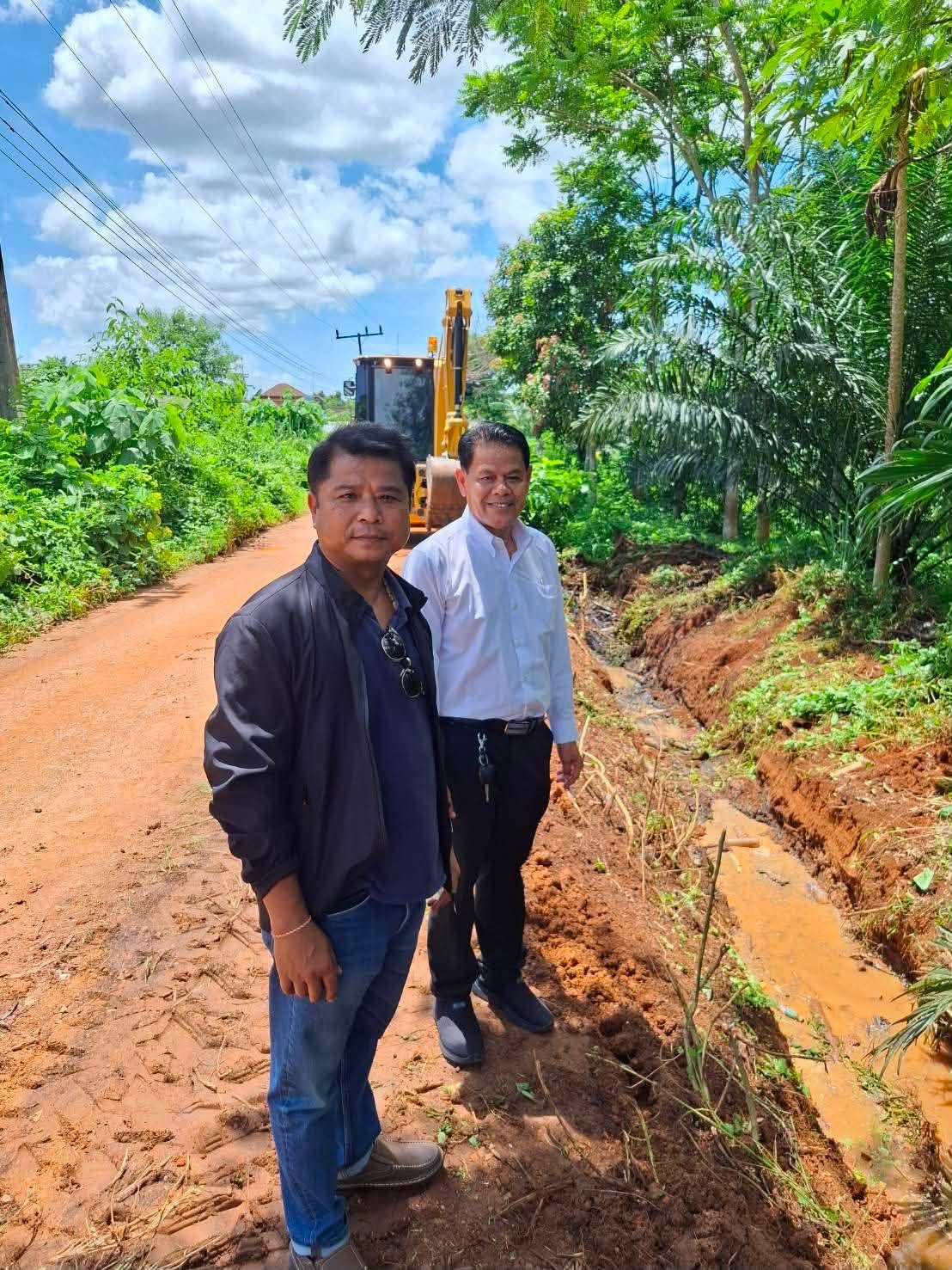 ร่วมลงพื้นที่ติดตามและควบคุมการขุดลอกคูระบายน้ำ บริเวณซอยหลูกุล (บ้านไร่) หมู่ที่ 11 ตำบลกระบี่น้อย อำเภอเมืองกระบี่ จังหวัดกระบี่