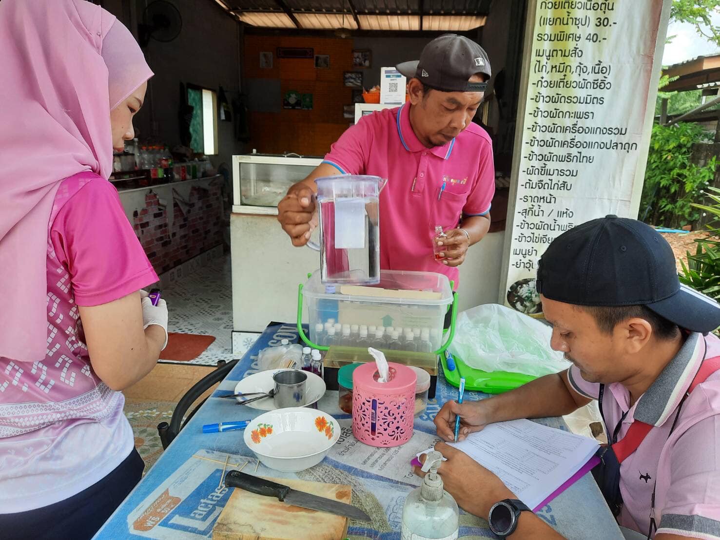 ลงพื้นที่ตรวจประเมินสุขาภิบาลอาหาร สถานประกอบการร้านอาหารและเครื่องดื่ม